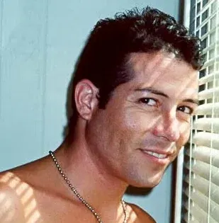 Theo (Ron Surfass)